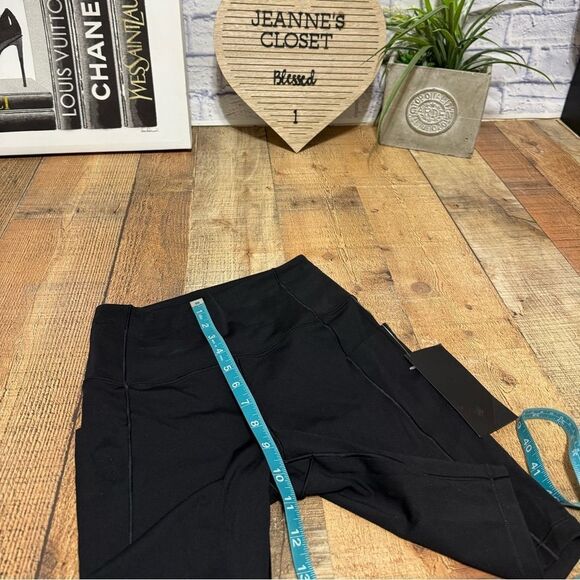 Arc'teryx Essent High Rise Short 8”- Size 4 black NWT - Picture 11 of 11